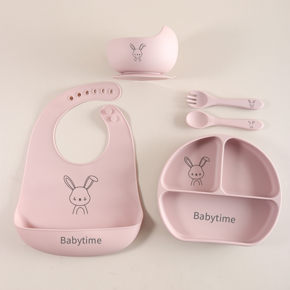 Baby Food Utensils Set - ชุดอุปกรณ์สำหรับเด็กทารก ลายกระต่าย 5 ชิ้น ทำจากซิลิโคนเกรดอาหาร พร้อมผ้ากันเปื้อน
